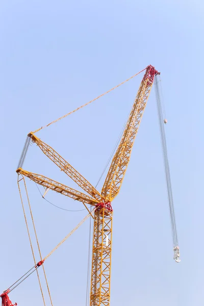 Grote kraan op blauwe hemelachtergrond. — Stockfoto