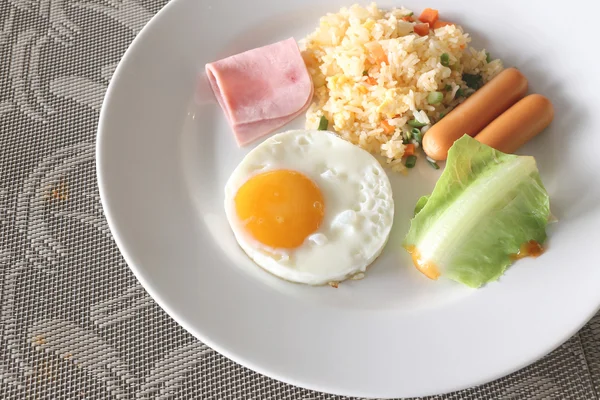 Petit déjeuner avec riz frit et œuf frit dans un plat blanc . — Photo