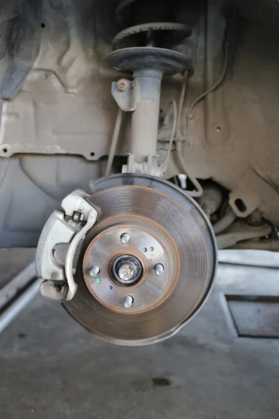 Mozzo di ruota di un'auto in riparazione del danno . — Foto Stock