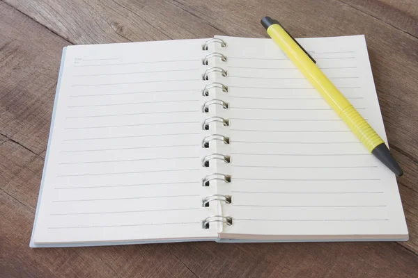 Caderno em branco e cor caneta no chão de madeira . — Fotografia de Stock