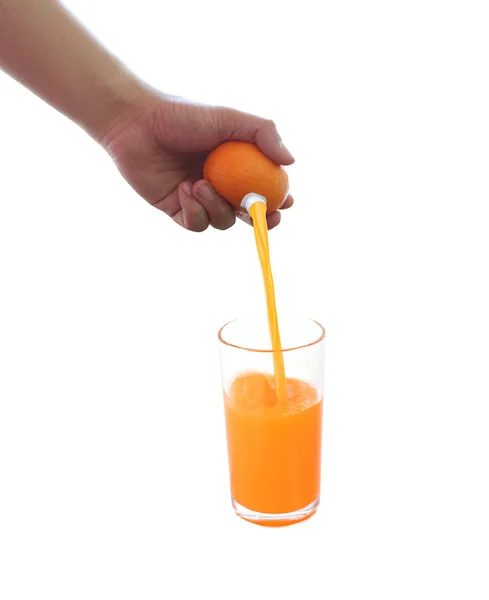 Friss narancs a kezében, és egy üveg o áramlik gyümölcslé — Stock Fotó