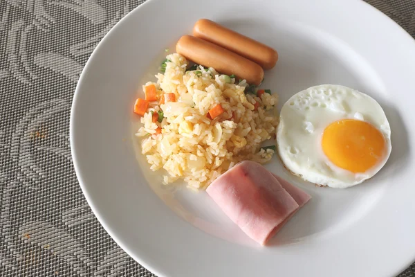 Frühstück mit gebratenem Reis und Spiegelei in einer weißen Schüssel. — Stockfoto