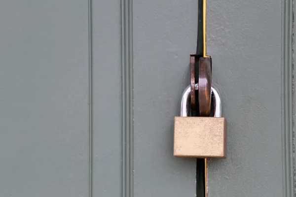 Hoofdsleutel is sluis van houten deur. — Stockfoto