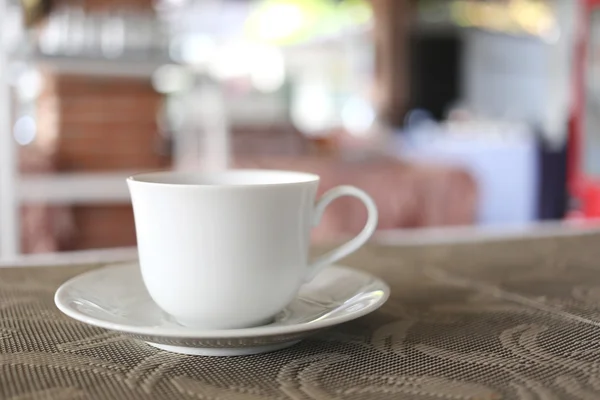 Café quente em copo branco na comida de mesa . — Fotografia de Stock