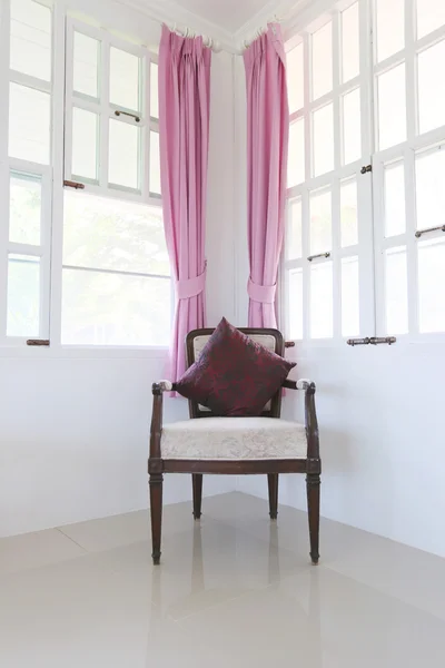 Antiker Stuhl im Wohnzimmer. — Stockfoto