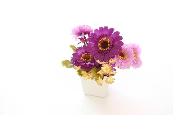 Vintage fiori artificiali rosa e viola su un tessuto bianco in — Foto Stock