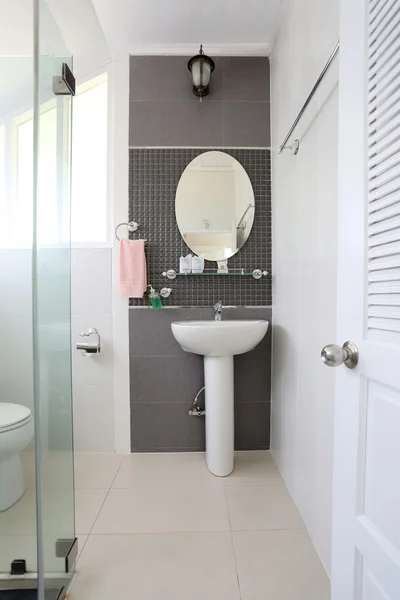 Белая ванная комната интерьера и сантехника . — стоковое фото