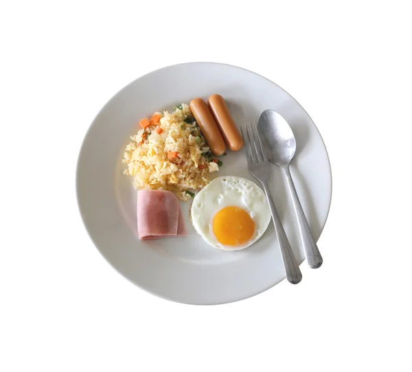 Petit déjeuner avec riz frit et œuf frit dans un plat blanc isolé — Photo