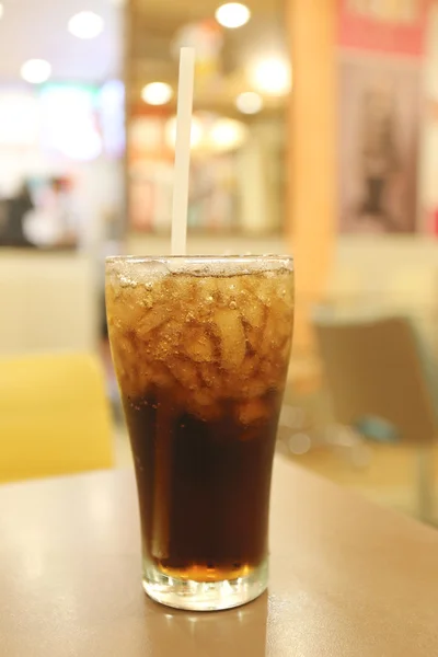 Kalte Cola im Glas. — Stockfoto