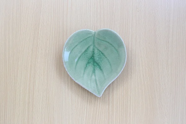 Zelená listová tvar misky v pohledu shora na pozadí. — Stock fotografie