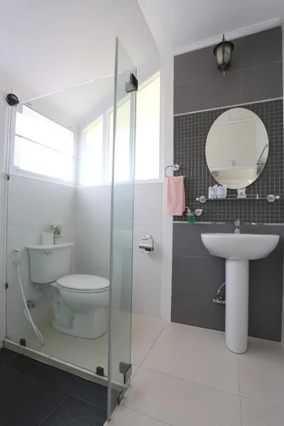 Белая ванная комната интерьера и сантехника . — стоковое фото