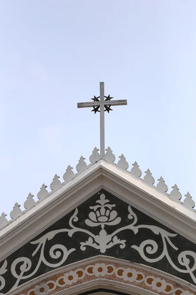 Crucifix pada arsitektur atap gereja pada hari yang cerah . — Stok Foto