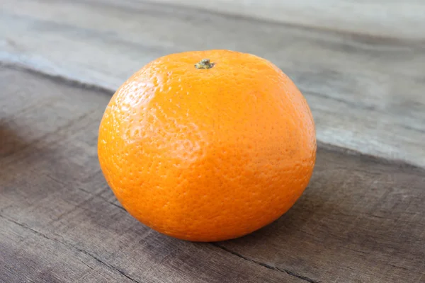 Świeży owoc pomarańczowy umieszczony na drewnianej podłodze w pojęcie zdrowego — Zdjęcie stockowe