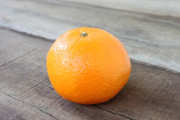Vers oranje fruit geplaatst op houten vloer in begrip van gezond — Stockfoto