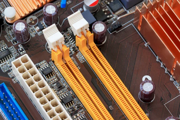 Componentes electrónicos de zócalo en la placa base de PC . —  Fotos de Stock