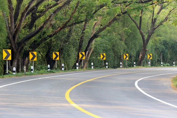 La courbe de la route avec des panneaux de signalisation réflexe . — Photo