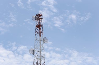 Telefon iletişimde parlak gökyüzü gündüz için anten.