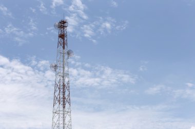 Telefon iletişimde parlak gökyüzü gündüz için anten.
