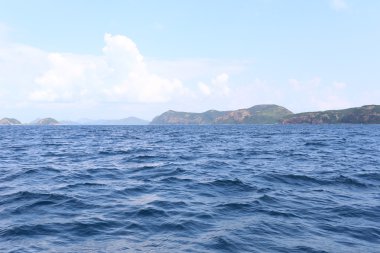 Güzel havalarda Adası ve mavi gökyüzü.