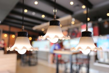 Kafede sıcak aydınlatma modern tavan lambaları.