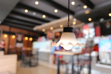 Kafede sıcak aydınlatma modern tavan lambaları.