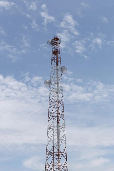 Κεραία για τηλεφωνικές επικοινωνίες στο φωτεινό ουρανό διάρκεια ημέρας. — Φωτογραφία Αρχείου