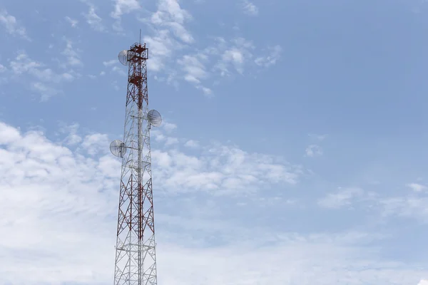 Telefon iletişimde parlak gökyüzü gündüz için anten. — Stok fotoğraf