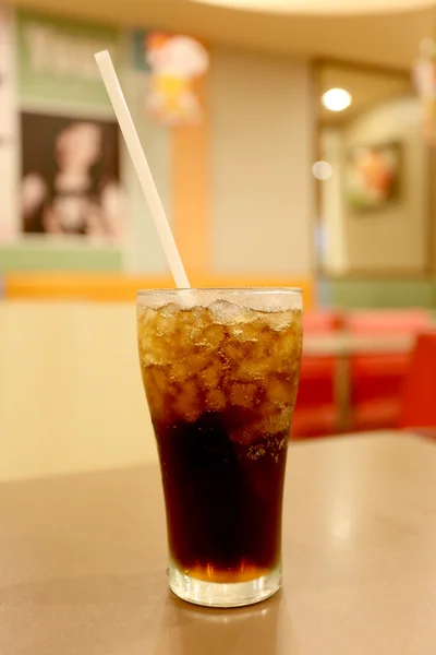 Kalte Cola im Glas. — Stockfoto