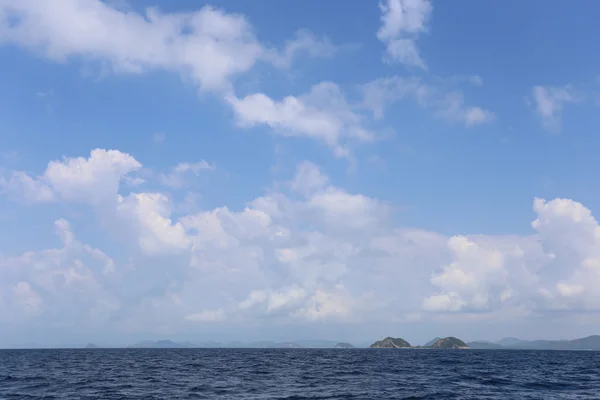 Île et ciel bleu par beau temps . — Photo