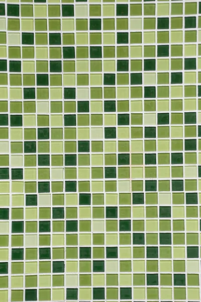 Toilet muur van gemaakt van verschillende tinten in groen tegels. — Stockfoto