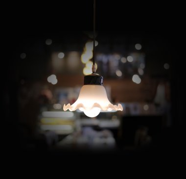 Kafede sıcak aydınlatma modern tavan lambaları.