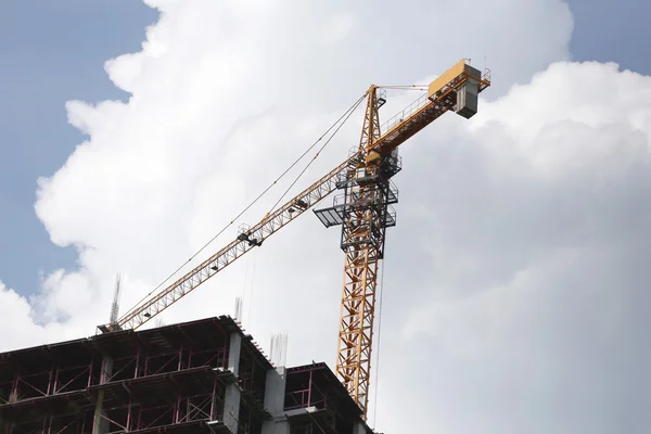 Crane werken op een gebouw in aanbouw. — Stockfoto