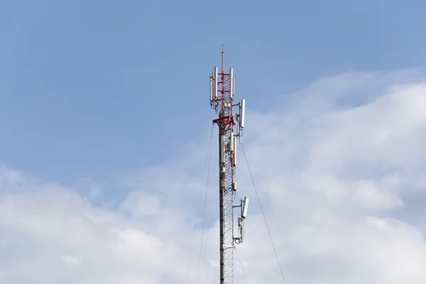 Antenne voor telefonische communicatie in heldere hemel overdag. — Stockfoto