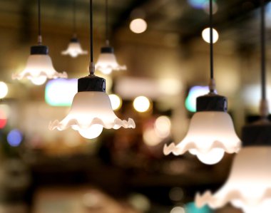 Kafede sıcak aydınlatma modern tavan lambaları.