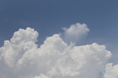 Mavi gökyüzü gündüzleri bulut.