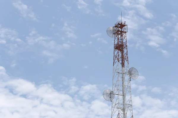 Antena para las comunicaciones telefónicas en tiempo brillante del día del cielo . —  Fotos de Stock