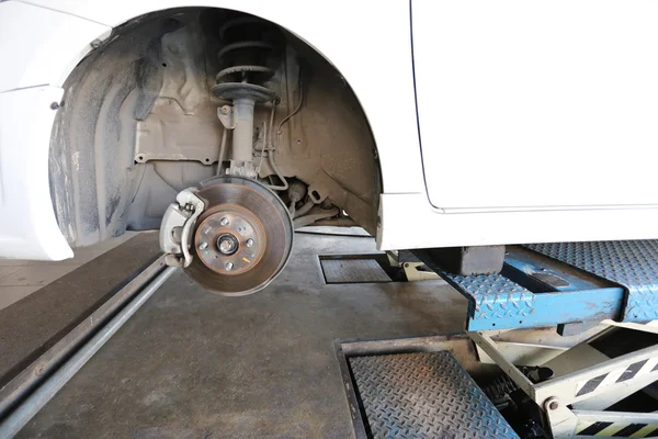 Moyeu de roue d'une voiture en réparation des dommages . — Photo