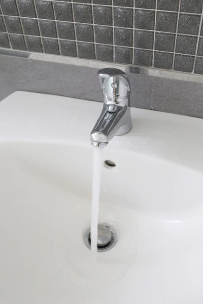 Grifo de plata del cuarto de baño y tienen agua que fluye . —  Fotos de Stock