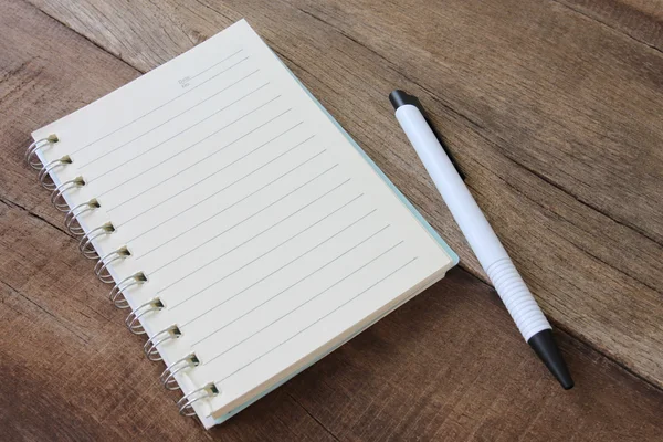 Caderno em branco e cor caneta no chão de madeira . — Fotografia de Stock
