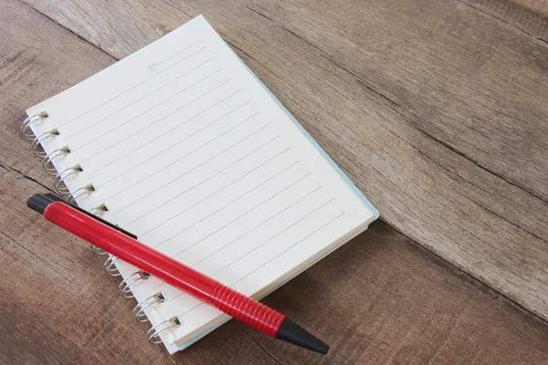 Caderno em branco e cor caneta no chão de madeira . — Fotografia de Stock