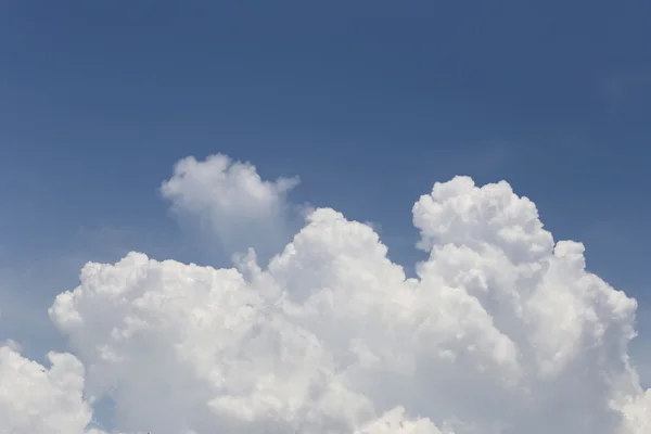Σύννεφο στον γαλάζιο ουρανό στη διάρκεια της ημέρας. — Φωτογραφία Αρχείου
