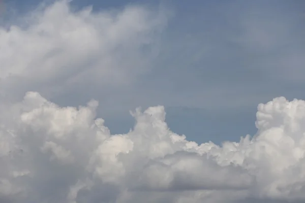 Хмара на блакитному небі вдень . — стокове фото