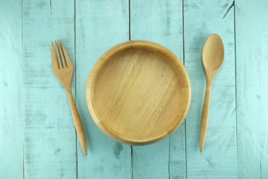 Tahta kaşık ve çatal bir yeşil ağaç adam ıslak zeminde civarında