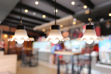 Kafede sıcak aydınlatma modern tavan lambaları.