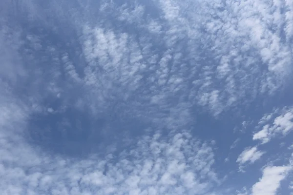 Nuage sur ciel bleu dans la journée par temps clair . — Photo