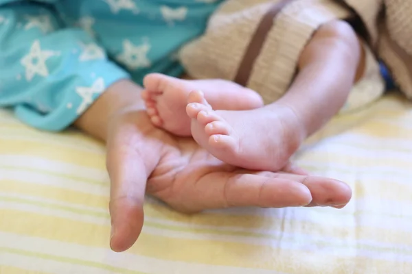 엄마 손으로 아기 발. — 스톡 사진