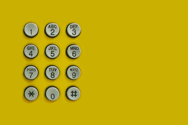 Teclado numérico del teléfono en el fondo amarillo . — Foto de Stock