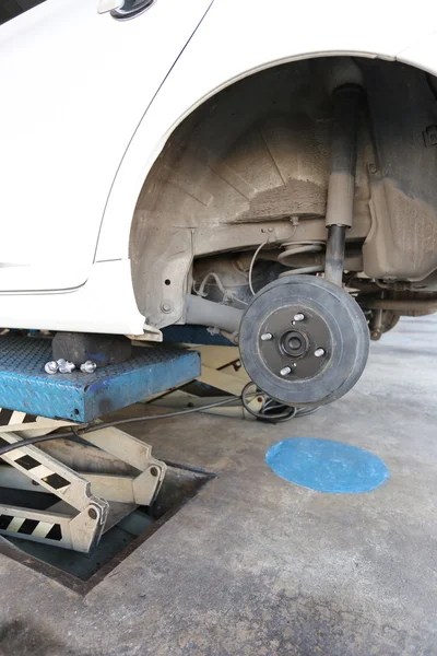 Naaf van het wiel van een auto in reparatie van de schade. — Stockfoto