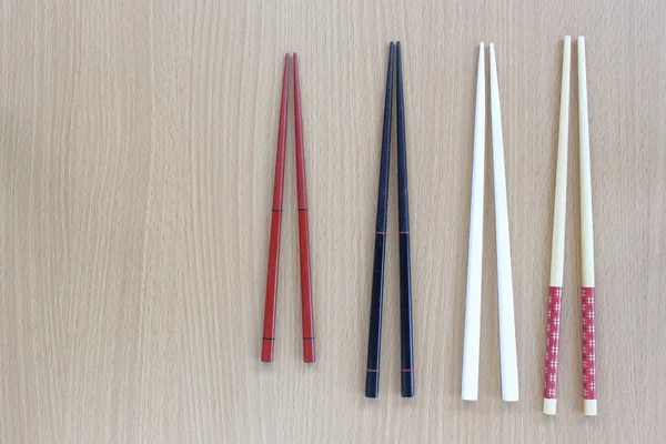 Chopsticks na vista superior sobre fundo de madeira . — Fotografia de Stock