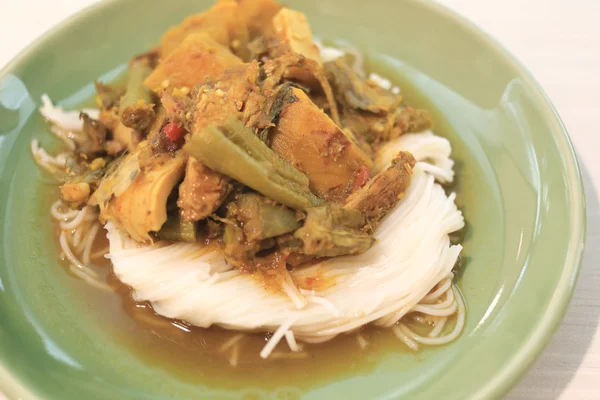 Curry ryb ledviny nudle (Khanom Chin) se zeleninou thajské f — Stock fotografie